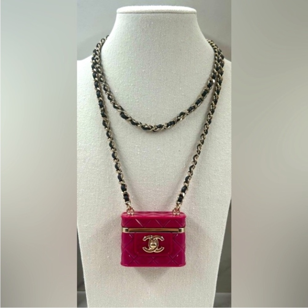 CHANEL 22K Matelasse mini bag necklace Bag Pristine
Like new full set